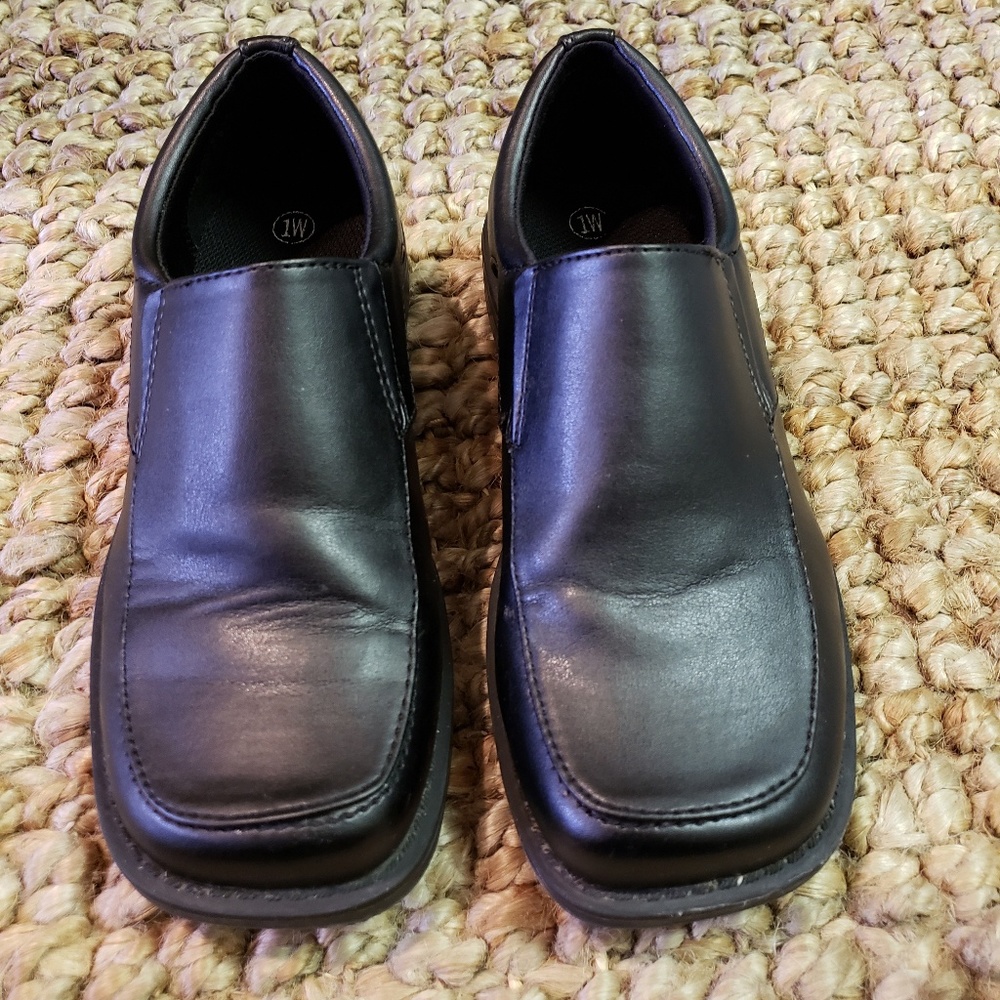 Boys dress shoes size 1W